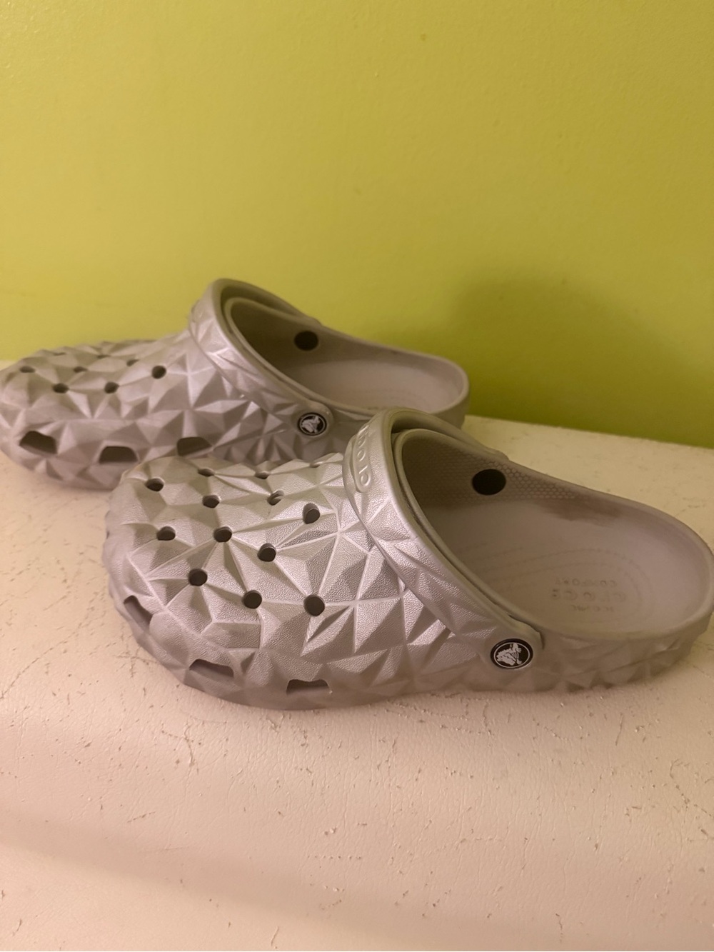 Unisex CROCS Geometric Metallic Silver Clog M8/W10